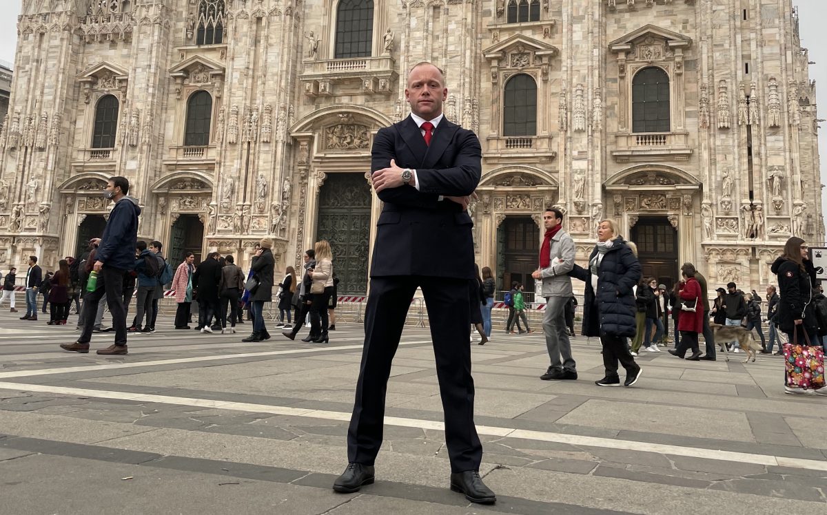 Niklas Lindahl in suit in front of the Duomo di Milano